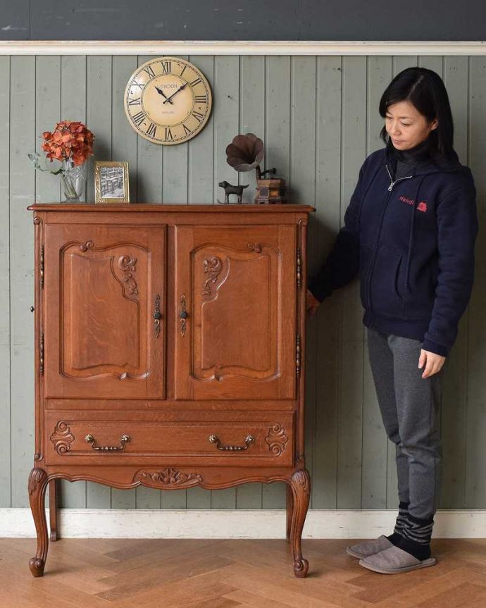 アンティークのキャビネット アンティーク家具 南フランスの彫が優雅なアンティーク家具、色もキレイなサイドキャビネット。美しく優雅な雰囲気が漂うフランスらしいキャビネット誰が見ても女性らしいフォルムと美しい彫が自慢のキャビネット。(j-2135-f)