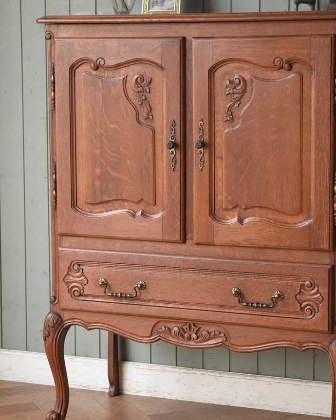 アンティークのキャビネット アンティーク家具 南フランスの彫が優雅なアンティーク家具、色もキレイなサイドキャビネット。扉にはフランスらしく美しい彫真っ先に目に飛び込んでくる扉に施された彫はずっと眺めていたいくらいの美しさ。(j-2135-f)