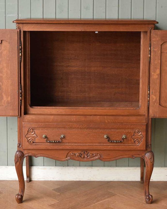 アンティークのキャビネット アンティーク家具 南フランスの彫が優雅なアンティーク家具、色もキレイなサイドキャビネット。扉を開けて中を見ると・・・もちろん見た目だけではありません。(j-2135-f)