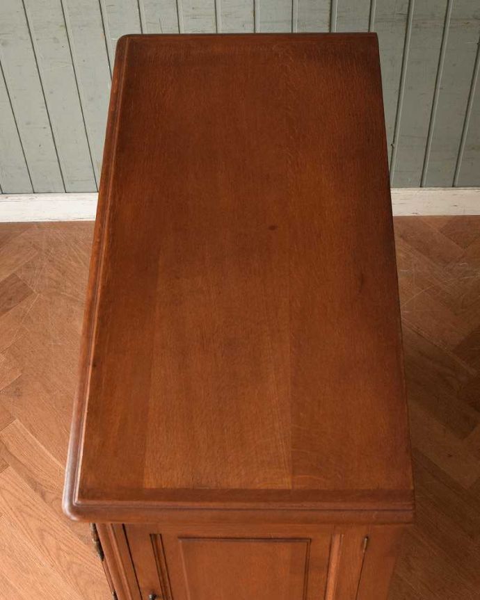 アンティークのキャビネット アンティーク家具 南フランスの彫が優雅なアンティーク家具、色もキレイなサイドキャビネット。上から見てみると・・・もちろん、上から見てもキレイです。(j-2135-f)