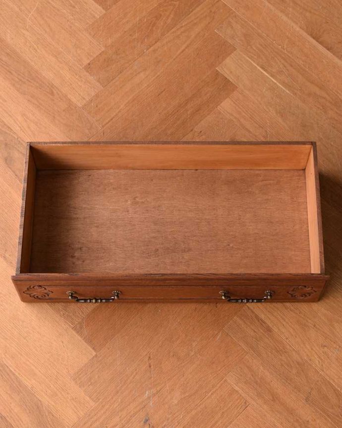 アンティークのキャビネット アンティーク家具 南フランスの彫が優雅なアンティーク家具、色もキレイなサイドキャビネット。引き出しの中も、何を入れてもOKです。(j-2135-f)