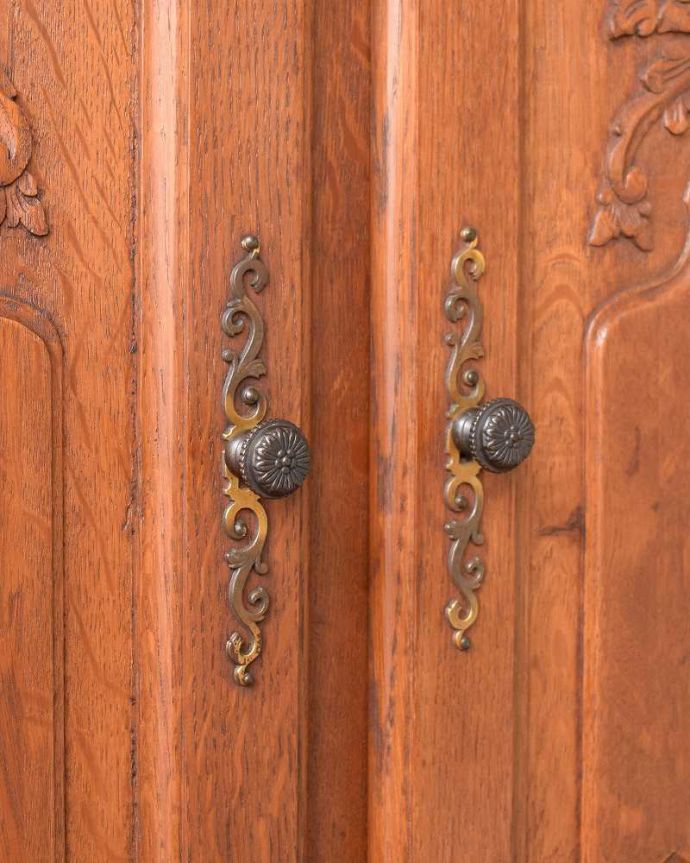 アンティークのキャビネット アンティーク家具 南フランスの彫が優雅なアンティーク家具、色もキレイなサイドキャビネット。こんな場所にもフランスらしさフランスらしく凝ったデザインの繊細な装飾は取っ手にまで施されています。(j-2135-f)