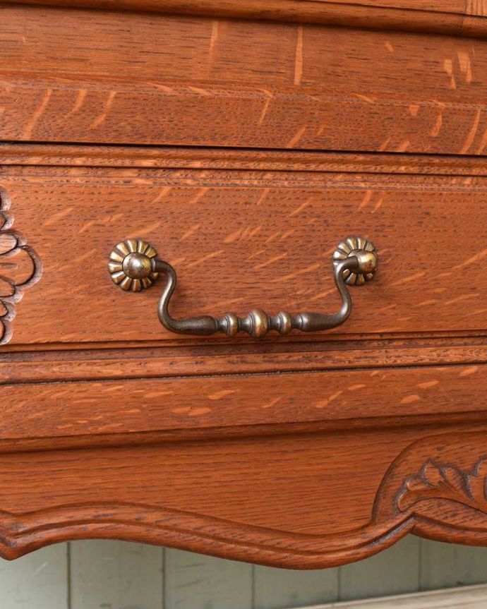 アンティークのキャビネット アンティーク家具 南フランスの彫が優雅なアンティーク家具、色もキレイなサイドキャビネット。優雅な雰囲気漂う曲線の取っ手。(j-2135-f)