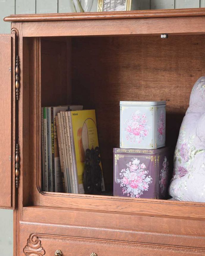 アンティークのキャビネット アンティーク家具 南フランスの彫が優雅なアンティーク家具、色もキレイなサイドキャビネット。扉の中は収納たっぷりA4サイズの雑誌までしっかり収納出来ちゃう大きさ。(j-2135-f)