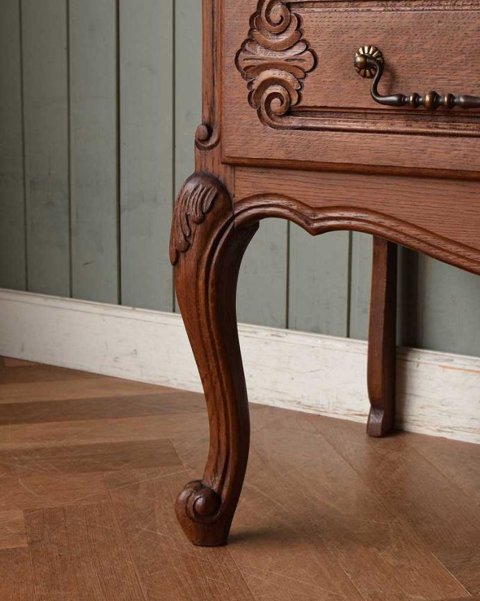 アンティークのキャビネット アンティーク家具 南フランスの彫が優雅なアンティーク家具、色もキレイなサイドキャビネット。女性1人でもラクに運べちゃうヒミツHandleのアンティークは、脚の裏にフェルトキーパーをお付けしているので、床を滑らせれば女性でも移動がカンタンです!。(j-2135-f)