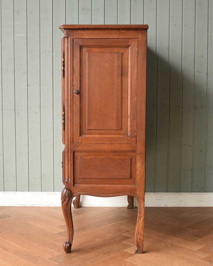 アンティークのキャビネット アンティーク家具 南フランスの彫が優雅なアンティーク家具、色もキレイなサイドキャビネット。横顔だって・・・どこから見られても美しいことを意識して、正面だけじゃなく横から見ても美しいんです。(j-2135-f)