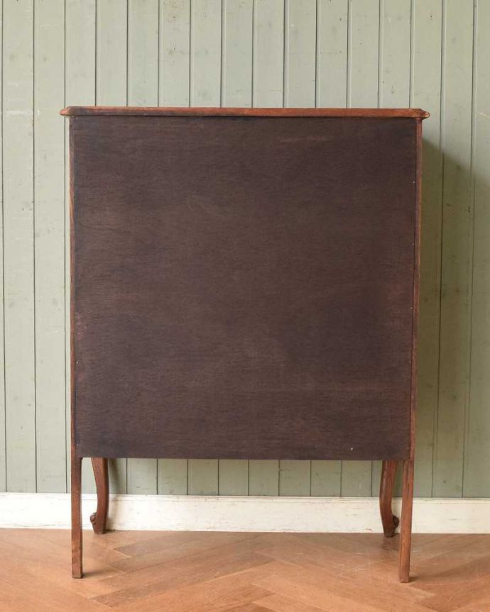 アンティークのキャビネット アンティーク家具 南フランスの彫が優雅なアンティーク家具、色もキレイなサイドキャビネット。実は後ろ姿も見て欲しい・・・アンティークは新品ではないので、もちろん経年変化によるキズはありますが、専門の職人がお直しをしているので後ろ姿にまで自信アリです。(j-2135-f)