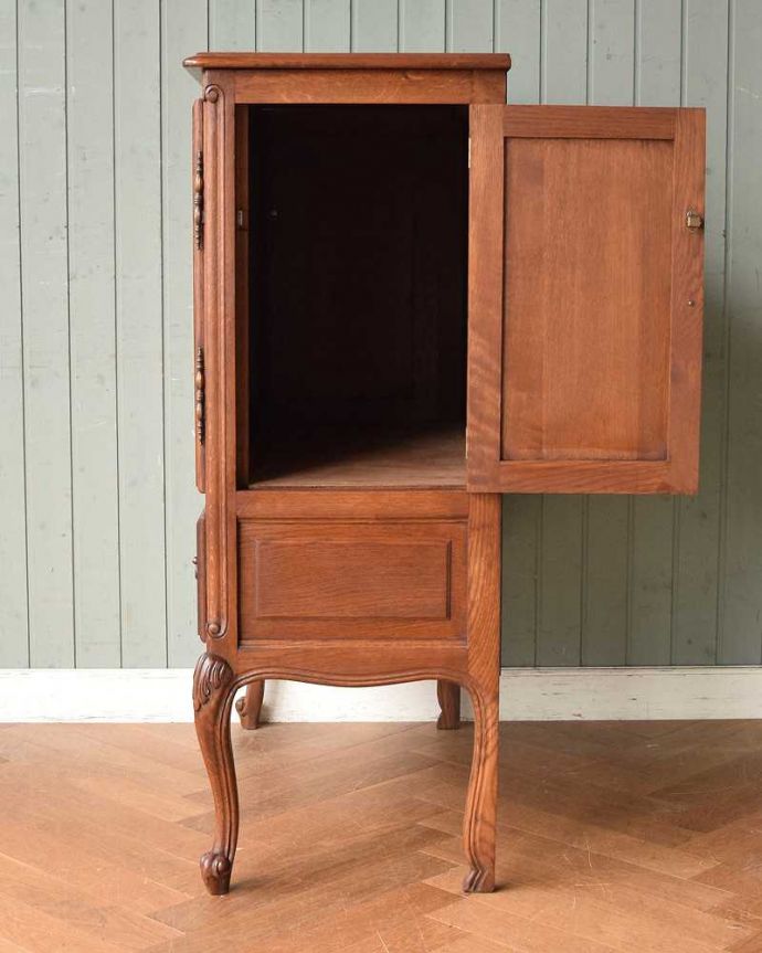 アンティークのキャビネット アンティーク家具 南フランスの彫が優雅なアンティーク家具、色もキレイなサイドキャビネット。珍しく、側面(両方)も扉がついてるんです。(j-2135-f)