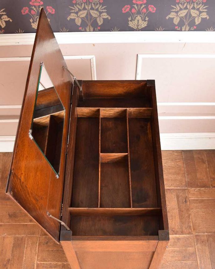 アンティークのチェスト アンティーク家具 機能的な英国アンティーク家具、ドレッサーを兼ねたバチェラーズチェスト。ミラーの下は小物入れになっています。(j-2136-f)