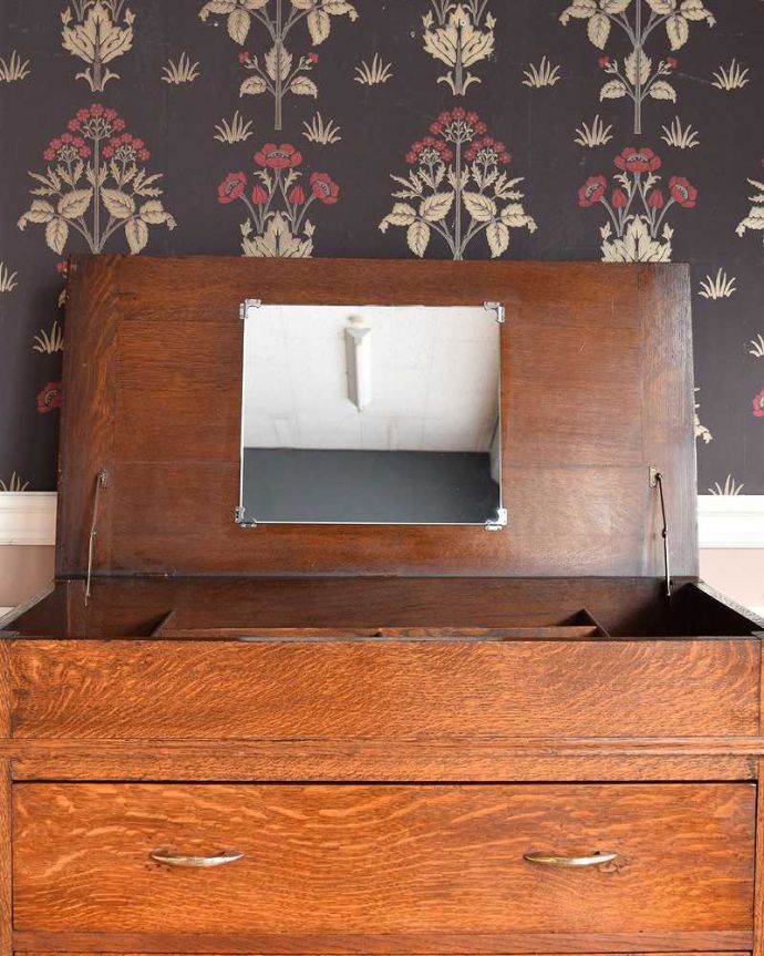 アンティークのチェスト アンティーク家具 機能的な英国アンティーク家具、ドレッサーを兼ねたバチェラーズチェスト。身だしなみを整えて・・・アンティークのミラーも付いています。(j-2136-f)