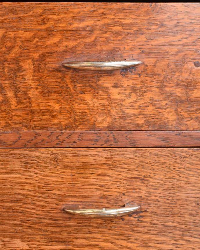 アンティークのチェスト アンティーク家具 機能的な英国アンティーク家具、ドレッサーを兼ねたバチェラーズチェスト。開ける度にワクワク高級感漂うアンティークらしいデザインの取っ手。(j-2136-f)