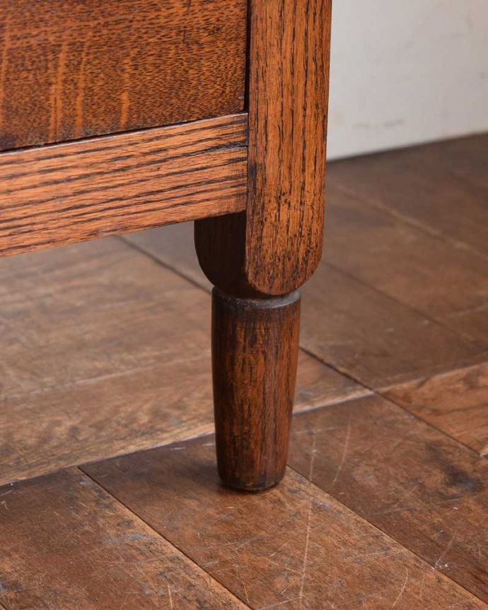 アンティークのチェスト アンティーク家具 機能的な英国アンティーク家具、ドレッサーを兼ねたバチェラーズチェスト。女性1人でラクラク運べちゃう仕掛けHandleのアンティークは、脚の裏にフェルトキーパーをお付けしています。(j-2136-f)