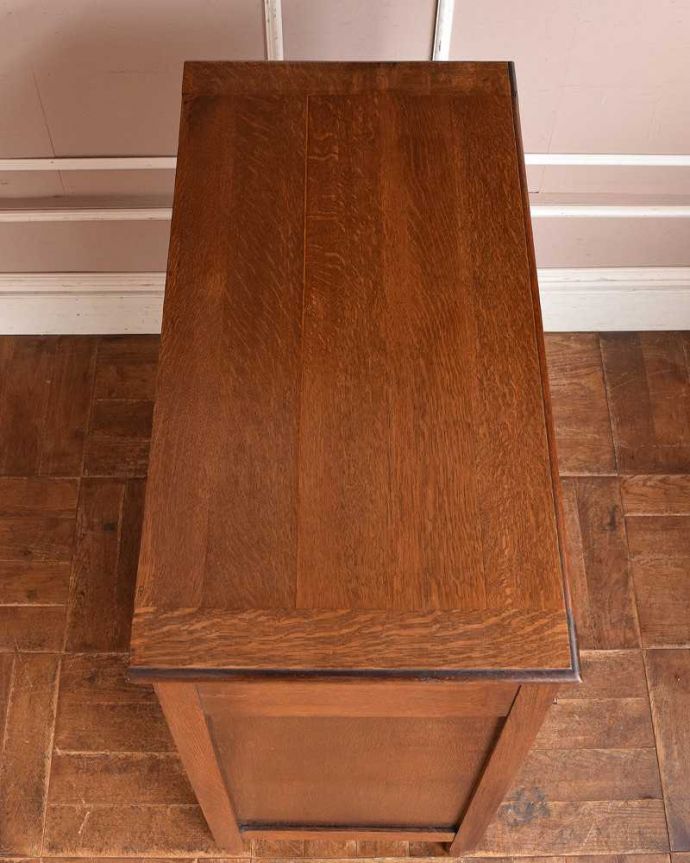 アンティークのチェスト アンティーク家具 機能的な英国アンティーク家具、ドレッサーを兼ねたバチェラーズチェスト。上から見ると・・・上から見ると、天板はこんな感じです。(j-2136-f)