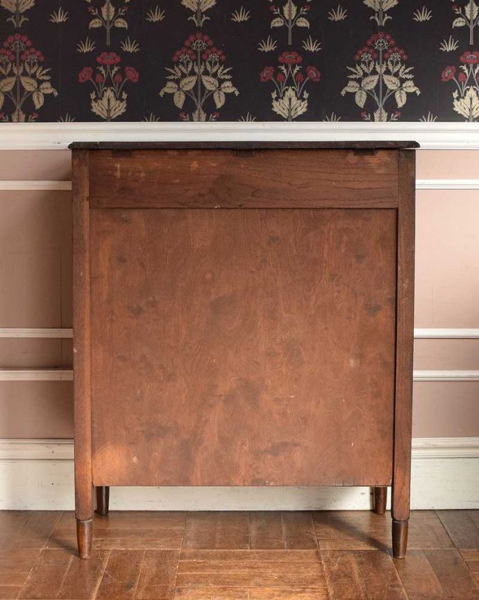 アンティークのチェスト アンティーク家具 機能的な英国アンティーク家具、ドレッサーを兼ねたバチェラーズチェスト。後ろ姿にも自信アリ!アンティークは新品ではないので、経年変化によるキズはありますが、専門の職人がキレイに修復したので後ろ姿にも自信があります。(j-2136-f)