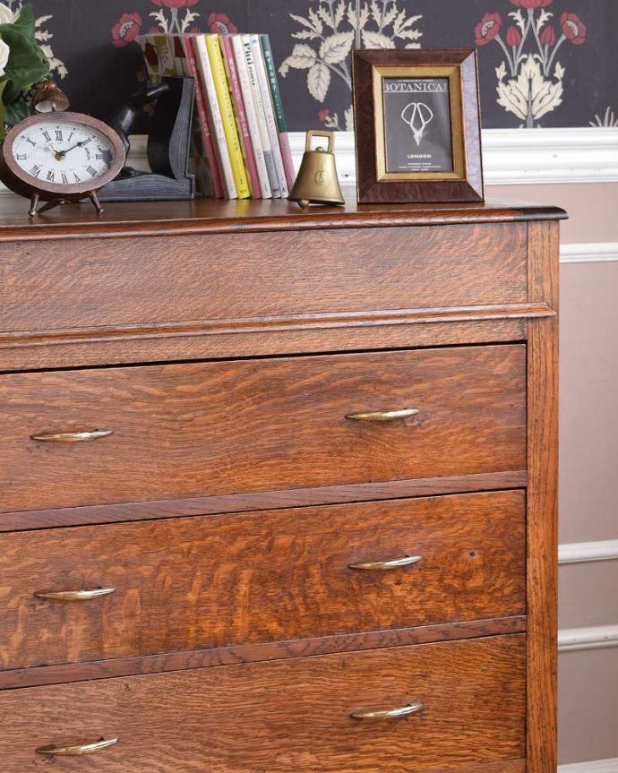 アンティークのチェスト アンティーク家具 機能的な英国アンティーク家具、ドレッサーを兼ねたバチェラーズチェスト。見た目はもちろん、実用的に使って楽しみましょうアンティークのチェストは見た目の美しさはもちろん、実用的にたっぷり収納が出来る実力派。(j-2136-f)