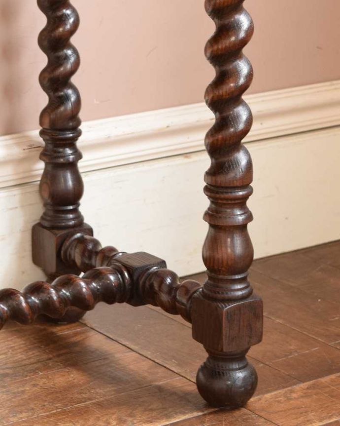 アンティークのテーブル　アンティーク家具　ツイストデザインの脚が魅力的な英国アンティーク、コンソールテーブル。女性1人でラクラク運べちゃう仕掛けHandleのアンティークは、脚の裏にフェルトキーパーをお付けしています。(j-2137-f)