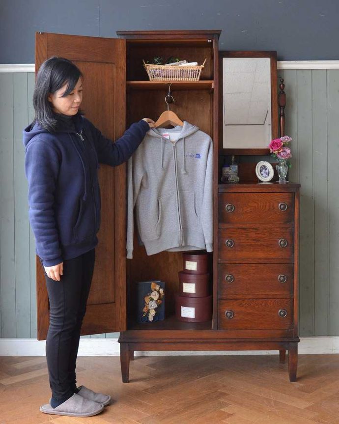 アンティークのキャビネット アンティーク家具 英国らしい紳士のアンティーク家具、お洒落なワードローブ。今日は何を着ようかな?お出かけ前のひとときも、このワードローブがあれば、さらに楽しい時間になります。(j-2138-f)