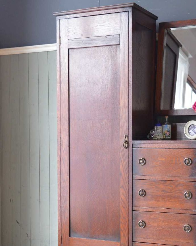 アンティークのキャビネット アンティーク家具 英国らしい紳士のアンティーク家具、お洒落なワードローブ。アンティークらしい装飾が魅力サイズの大きい家具だからこそ、やっぱり美しい装飾がアンティークの魅力。(j-2138-f)