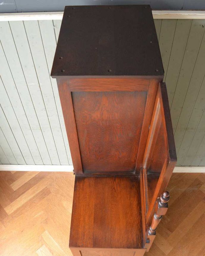 アンティークのキャビネット アンティーク家具 英国らしい紳士のアンティーク家具、お洒落なワードローブ。天板部分もキレイに仕上げました。(j-2138-f)