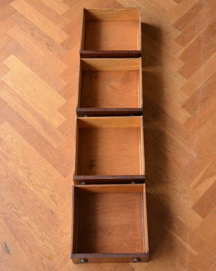 アンティークのキャビネット アンティーク家具 英国らしい紳士のアンティーク家具、お洒落なワードローブ。たっぷり収納出来るキレイな引き出しお洋服もたくさん入る引き出し。(j-2138-f)