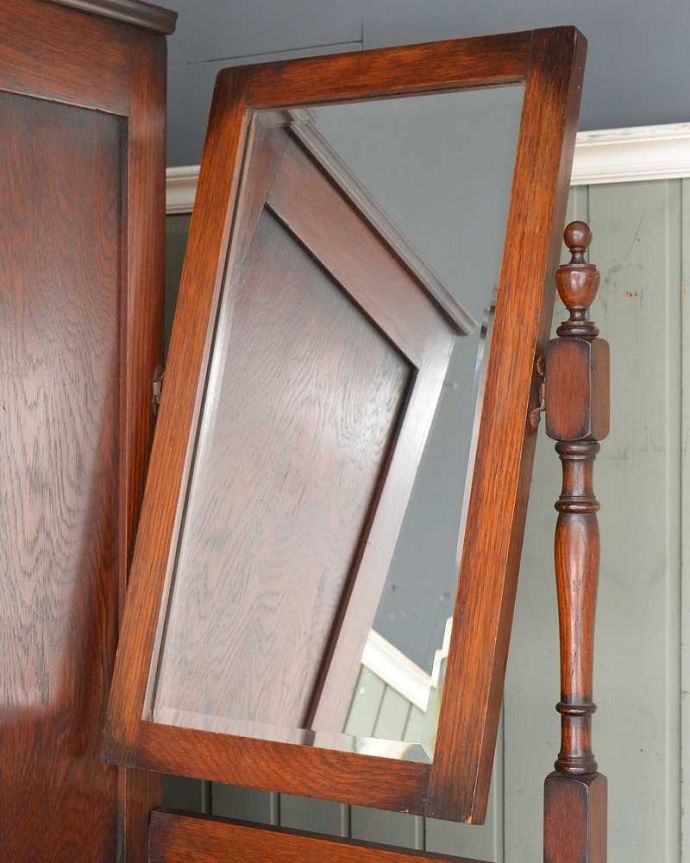 アンティークのキャビネット アンティーク家具 英国らしい紳士のアンティーク家具、お洒落なワードローブ。角度も変わりますミラーは角度を変えて使えます。(j-2138-f)