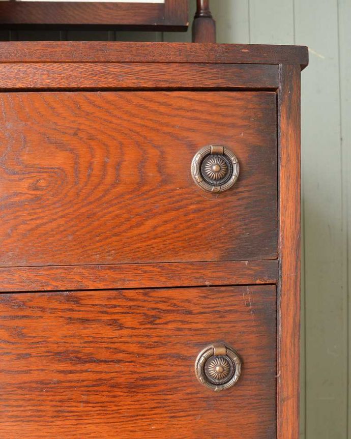 アンティークのキャビネット アンティーク家具 英国らしい紳士のアンティーク家具、お洒落なワードローブ。アンティークらしい素敵な取っ手味わい深いアンティークらしい取っ手のデザインからも時間の流れが感じられます。(j-2138-f)