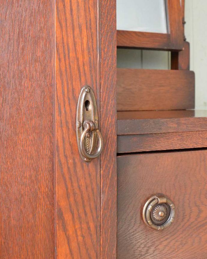 アンティークのキャビネット アンティーク家具 英国らしい紳士のアンティーク家具、お洒落なワードローブ。アクセサリーの様な取っ手。(j-2138-f)