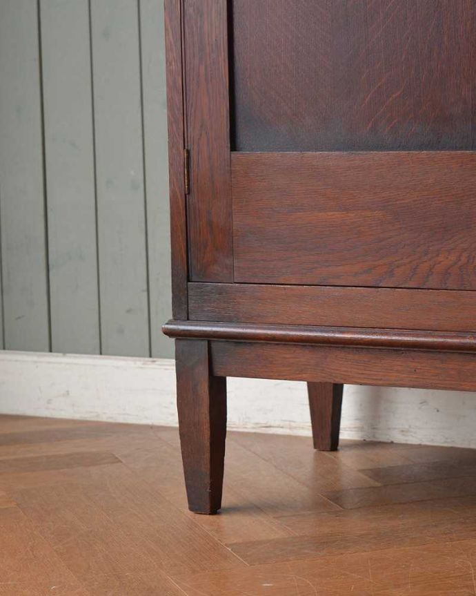 アンティークのキャビネット アンティーク家具 英国らしい紳士のアンティーク家具、お洒落なワードローブ。女性1人でラクラク運べちゃう仕掛けHandleのアンティークは、脚の裏にフェルトキーパーをお付けしています。(j-2138-f)