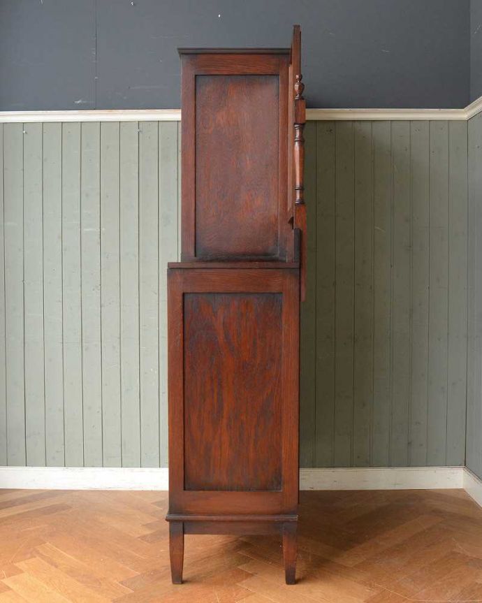アンティークのキャビネット アンティーク家具 英国らしい紳士のアンティーク家具、お洒落なワードローブ。横から見てもステキ横から見るとこんな感じ。(j-2138-f)