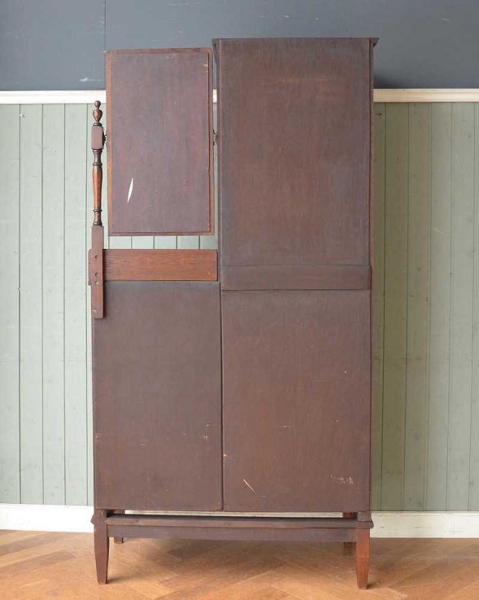 アンティークのキャビネット アンティーク家具 英国らしい紳士のアンティーク家具、お洒落なワードローブ。もちろん後ろ姿もキレイです。(j-2138-f)