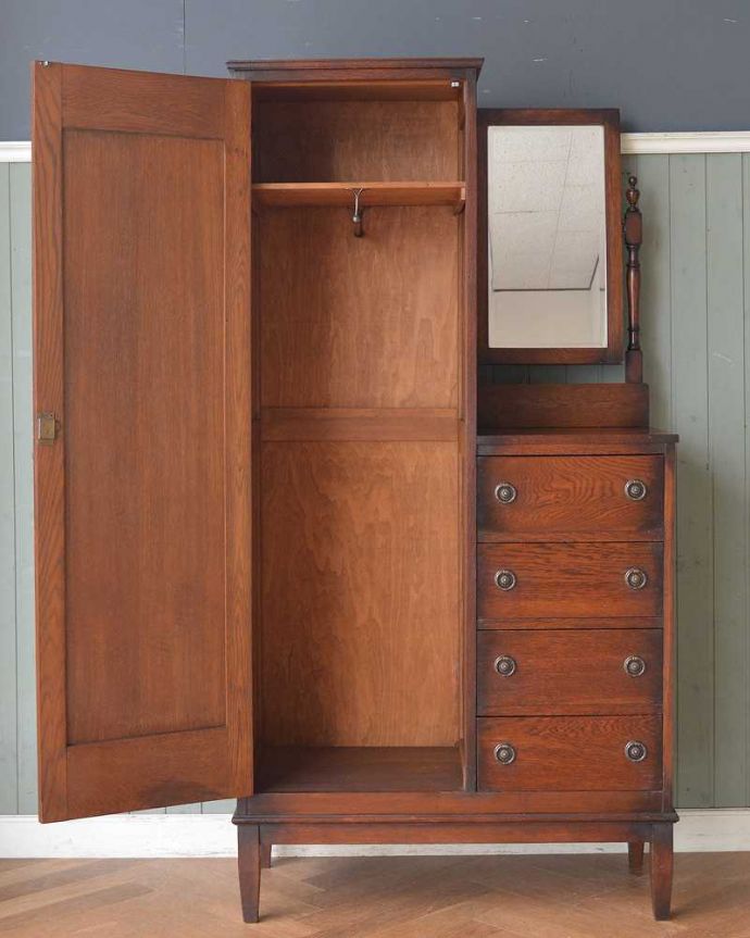 アンティークのキャビネット アンティーク家具 英国らしい紳士のアンティーク家具、お洒落なワードローブ。扉を開けて中を見ると・・・こんな感じで、たっぷり収納できます。(j-2138-f)