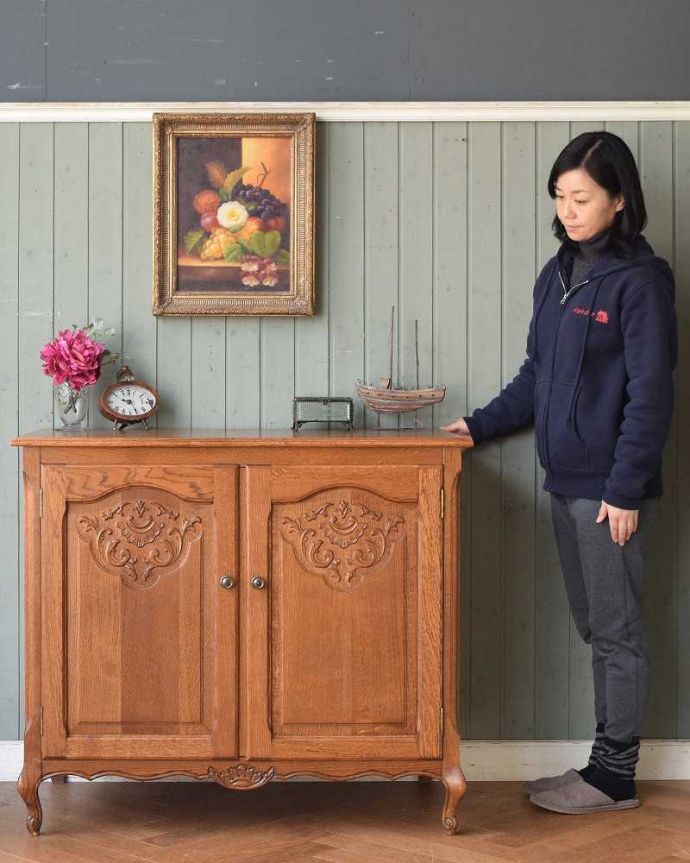 アンティークのキャビネット アンティーク家具 フランス輸入の2枚扉のキャビネット、優雅な彫りが美しいアンティーク家具。美しく優雅な雰囲気が漂うフランスらしいキャビネット誰が見ても女性らしいフォルムと美しい彫が自慢のキャビネット。(j-2139-f)