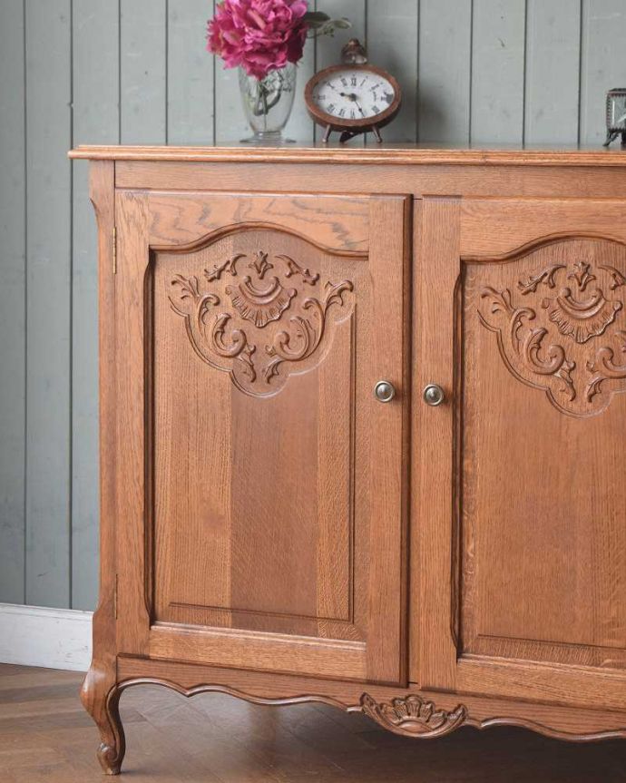 アンティークのキャビネット アンティーク家具 フランス輸入の2枚扉のキャビネット、優雅な彫りが美しいアンティーク家具。扉にはフランスらしく美しい彫真っ先に目に飛び込んでくる扉に施された彫はずっと眺めていたいくらいの美しさ。(j-2139-f)