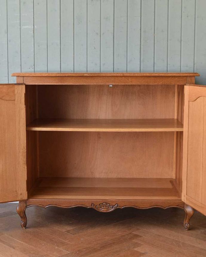 アンティークのキャビネット アンティーク家具 フランス輸入の2枚扉のキャビネット、優雅な彫りが美しいアンティーク家具。扉を開けて中を見ると・・・もちろん見た目だけではありません。(j-2139-f)