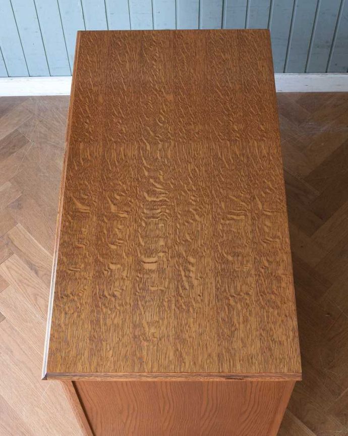 アンティークのキャビネット アンティーク家具 フランス輸入の2枚扉のキャビネット、優雅な彫りが美しいアンティーク家具。上から見てみると・・・もちろん、上から見てもキレイです。(j-2139-f)