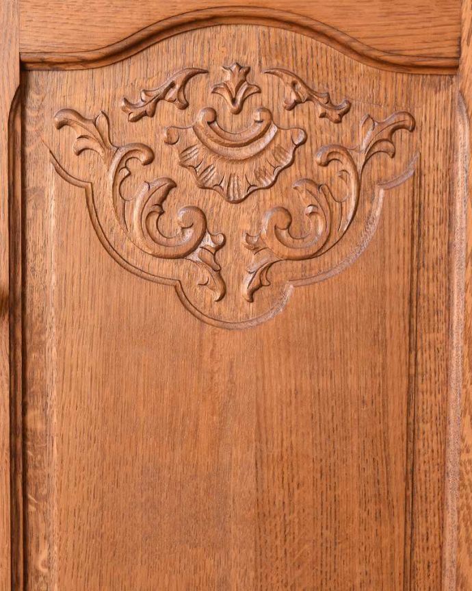 アンティークのキャビネット アンティーク家具 フランス輸入の2枚扉のキャビネット、優雅な彫りが美しいアンティーク家具。じっくり選んできました買い付けの時、納得するまで探し続けた彫のデザイン。(j-2139-f)