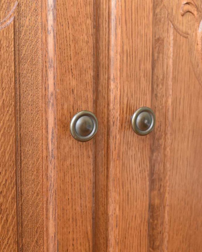 アンティークのキャビネット アンティーク家具 フランス輸入の2枚扉のキャビネット、優雅な彫りが美しいアンティーク家具。こんな場所にもフランスらしさフランスらしく凝ったデザインの繊細な装飾は取っ手にまで施されています。(j-2139-f)