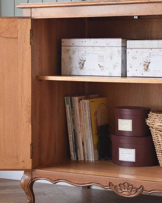 アンティークのキャビネット アンティーク家具 フランス輸入の2枚扉のキャビネット、優雅な彫りが美しいアンティーク家具。扉の中は収納たっぷりA4サイズの雑誌までしっかり収納出来ちゃう大きさ。(j-2139-f)