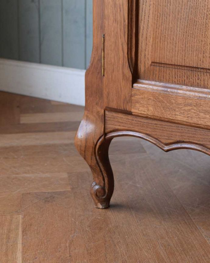 アンティークのキャビネット アンティーク家具 フランス輸入の2枚扉のキャビネット、優雅な彫りが美しいアンティーク家具。女性1人でもラクに運べちゃうヒミツHandleのアンティークは、脚の裏にフェルトキーパーをお付けしているので、床を滑らせれば女性でも移動がカンタンです!。(j-2139-f)