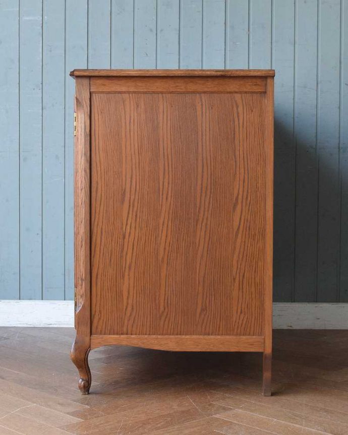 アンティークのキャビネット アンティーク家具 フランス輸入の2枚扉のキャビネット、優雅な彫りが美しいアンティーク家具。横顔だって・・・どこから見られても美しいことを意識して、正面だけじゃなく横から見ても美しいんです。(j-2139-f)