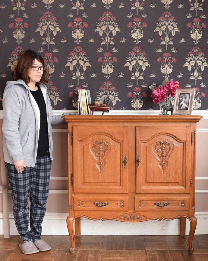 アンティークのキャビネット　アンティーク家具　プロヴァンス香るアンティーク家具、引き出し付きのフレンチキャビネット。美しく優雅な雰囲気が漂うフランスらしいキャビネット誰が見ても女性らしいフォルムと美しい彫が自慢のキャビネット。(j-2140-f)