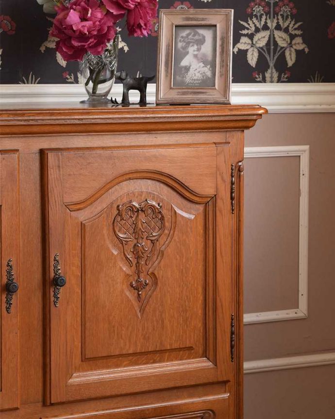 アンティークのキャビネット　アンティーク家具　プロヴァンス香るアンティーク家具、引き出し付きのフレンチキャビネット。扉にはフランスらしく美しい彫真っ先に目に飛び込んでくる扉に施された彫はずっと眺めていたいくらいの美しさ。(j-2140-f)