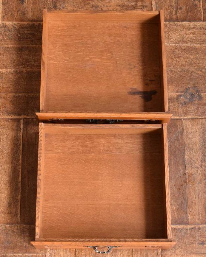 アンティークのキャビネット　アンティーク家具　プロヴァンス香るアンティーク家具、引き出し付きのフレンチキャビネット。引き出しの中も、何を入れてもOKです。(j-2140-f)