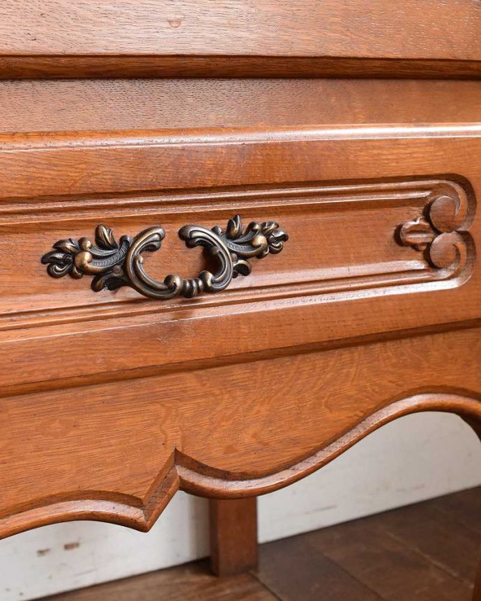 アンティークのキャビネット　アンティーク家具　プロヴァンス香るアンティーク家具、引き出し付きのフレンチキャビネット。優雅な雰囲気漂う曲線の取っ手。(j-2140-f)