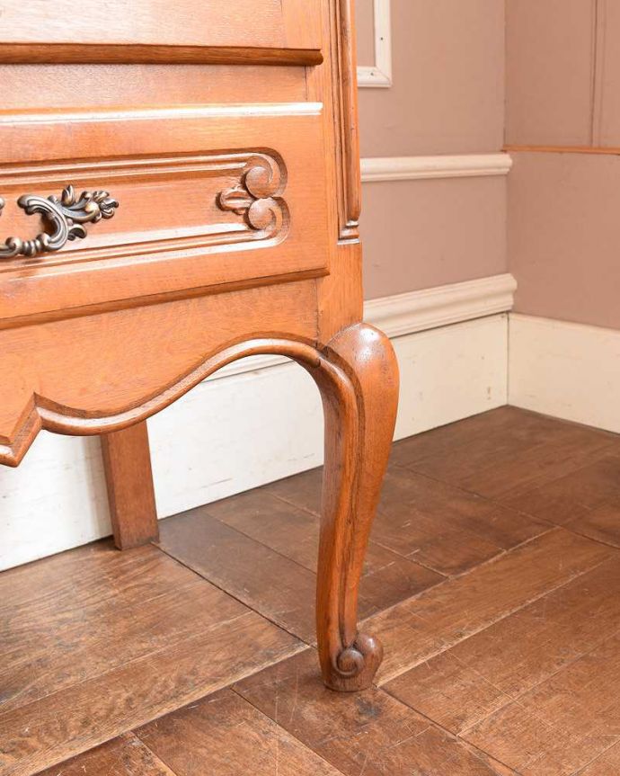 アンティークのキャビネット　アンティーク家具　プロヴァンス香るアンティーク家具、引き出し付きのフレンチキャビネット。女性１人でもラクに運べちゃうヒミツHandleのアンティークは、脚の裏にフェルトキーパーをお付けしているので、床を滑らせれば女性でも移動がカンタンです！。(j-2140-f)