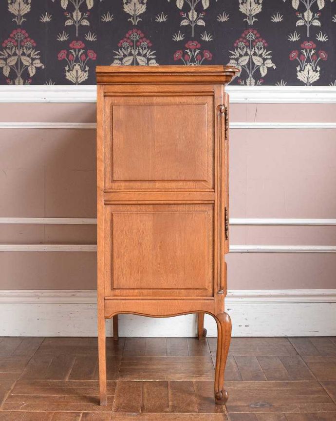 アンティークのキャビネット　アンティーク家具　プロヴァンス香るアンティーク家具、引き出し付きのフレンチキャビネット。横顔だって･･･どこから見られても美しいことを意識して、正面だけじゃなく横から見ても美しいんです。(j-2140-f)