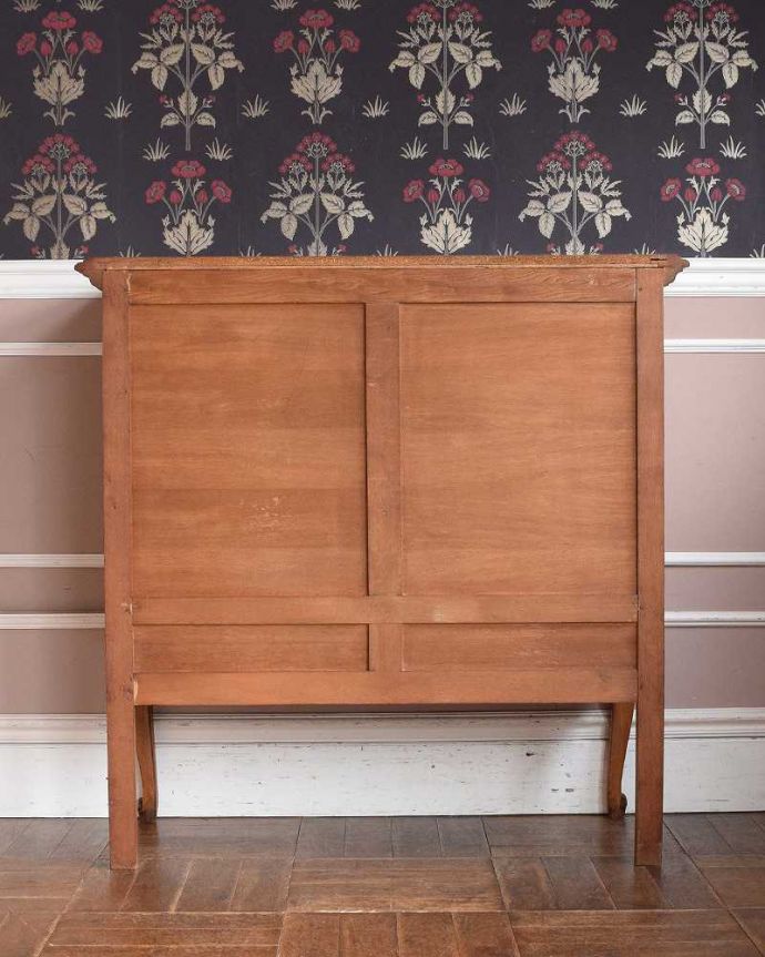 アンティークのキャビネット　アンティーク家具　プロヴァンス香るアンティーク家具、引き出し付きのフレンチキャビネット。実は後ろ姿も見て欲しい･･･アンティークは新品ではないので、もちろん経年変化によるキズはありますが、専門の職人がお直しをしているので後ろ姿にまで自信アリです。(j-2140-f)