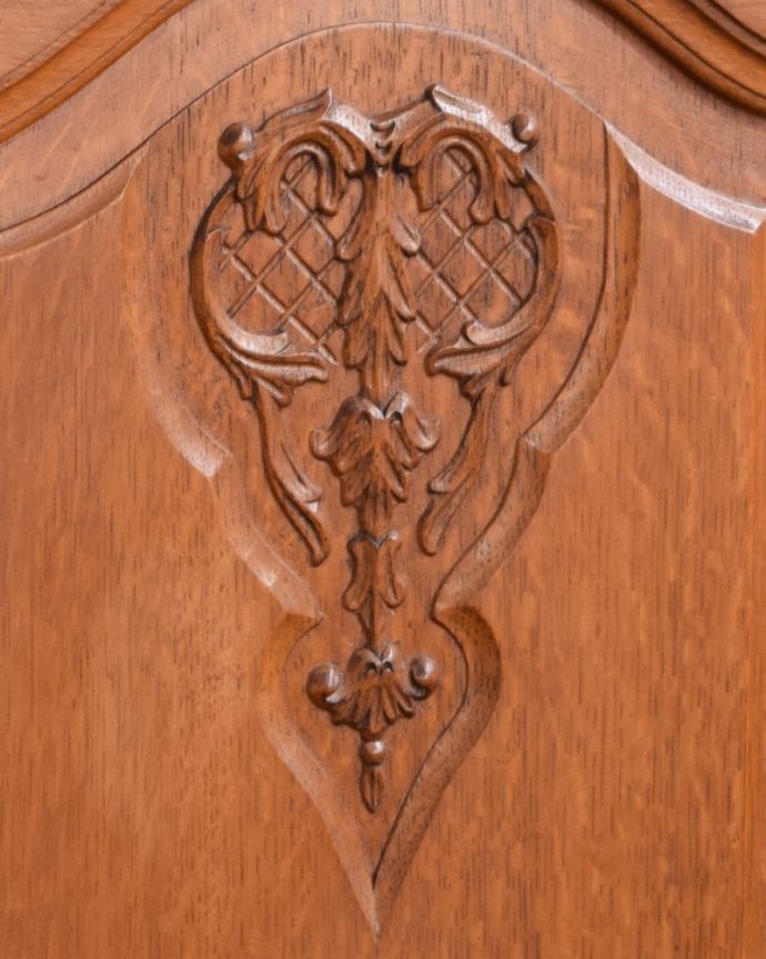 アンティークのキャビネット　アンティーク家具　プロヴァンス香るアンティーク家具、引き出し付きのフレンチキャビネット。じっくり選んできました買い付けの時、納得するまで探し続けた彫のデザイン。(j-2140-f)