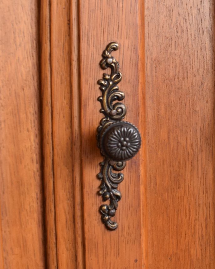 アンティークのキャビネット　アンティーク家具　プロヴァンス香るアンティーク家具、引き出し付きのフレンチキャビネット。こんな場所にもフランスらしさフランスらしく凝ったデザインの繊細な装飾は取っ手にまで施されています。(j-2140-f)
