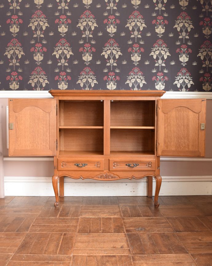 アンティークのキャビネット　アンティーク家具　プロヴァンス香るアンティーク家具、引き出し付きのフレンチキャビネット。扉を開けて中を見ると･･･もちろん見た目だけではありません。(j-2140-f)